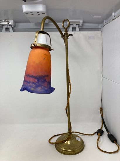 null Muller Frères

lampe de bureau en laiton doré, tulipe en verre marmoréen orange...