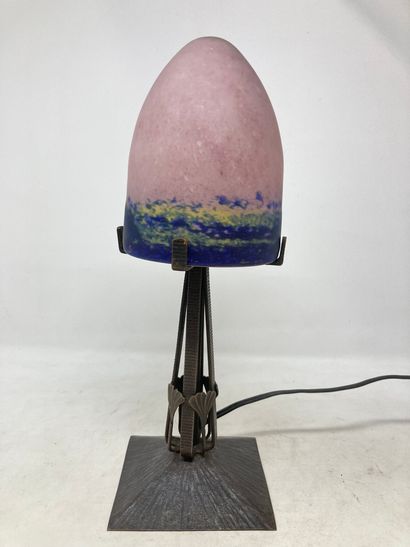 null Lampe champignon en verre marmoréen rose et bleu sur son socle en fer forgé....