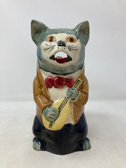 null Orchies 

Pichet représentant un chat à la mandoline. 

H. : 24cm