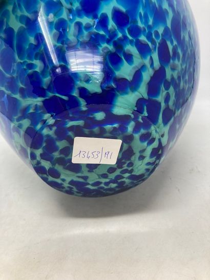 null Clichy, dans le goût de

Vase en verre tacheté bleu et vert. 

H. : 24cm