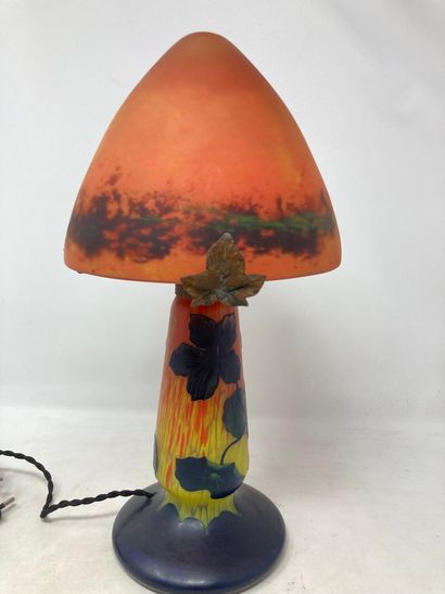 null D'Aurys

Pied de lampe en verre à décor gravé de fleurs. Le chapeau Lagny en...