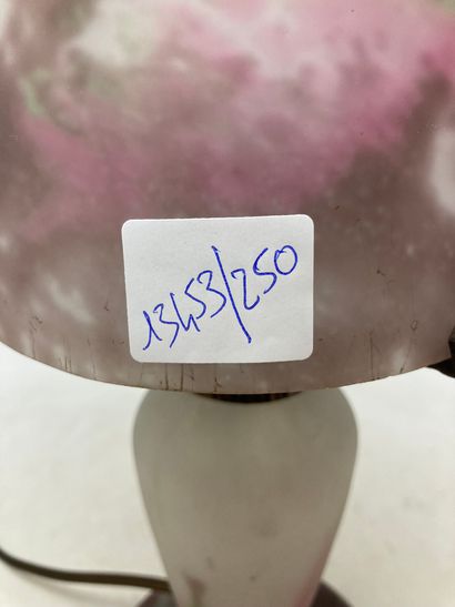 null Muller 

Lampe champignon en verre marmoréen violet et rose. Signée. 

H. :...