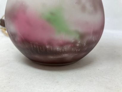 null Muller Frères

Petite lampe champignon en verre marmoréen rose et vert sur fond...