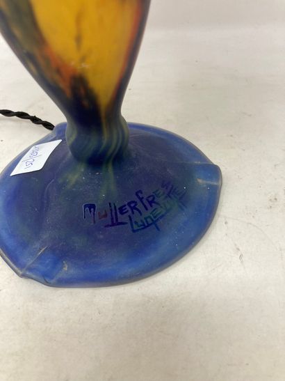 null Muller 

Lampe champignon en verre marmoréen orange et bleu. Signée. 

H. :...