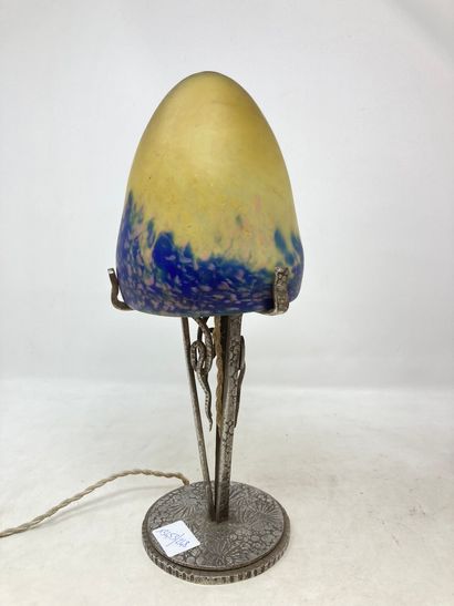 null Lampe champignon en verre marmoréen blanc et bleu sur son pied en fer forgé...