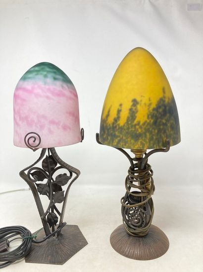 null Lot de deux lampes champignon en verres marmoréen sur leur socle en fer forgé....