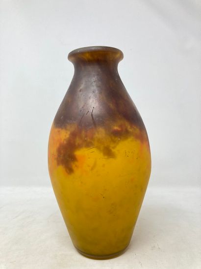 null Muller 

Vase en verre marmoréen Orange et brun. 

Signé 

H. : 29cm