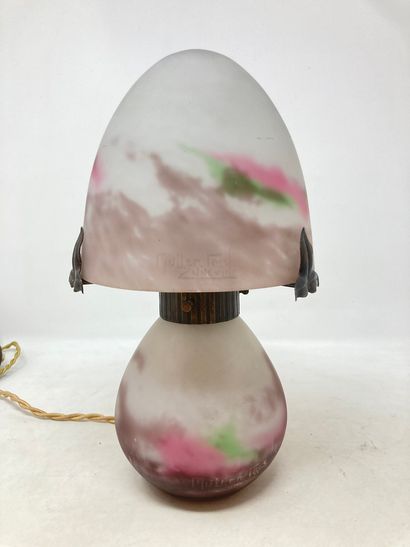 null Muller Frères

Petite lampe champignon en verre marmoréen rose et vert sur fond...