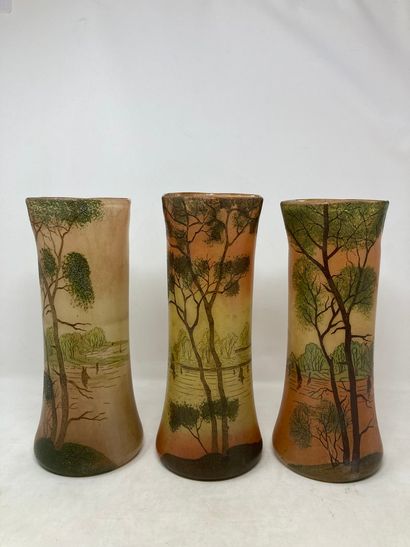 null Legras, dans le goût de

Trois vases en verre à décor de paysage sur fond orangé....