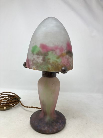 null Muller Frères

Lampe champignon en verre marmoréen rose et vert sur fond blanc....