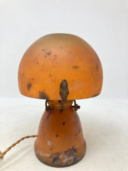 null Petite lampe champignon en verre marmoréen orange. 

Non signé. 

H. : 22cm