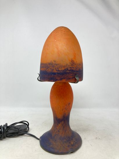 null Lampe champignon en verre marmoréen orange et bleu. 

Non Signée.

H. : 33c...