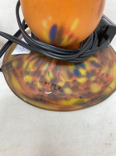 null Le verre Français 

Pied de lampe en verre marmoréen orange. La chapeau champignon...
