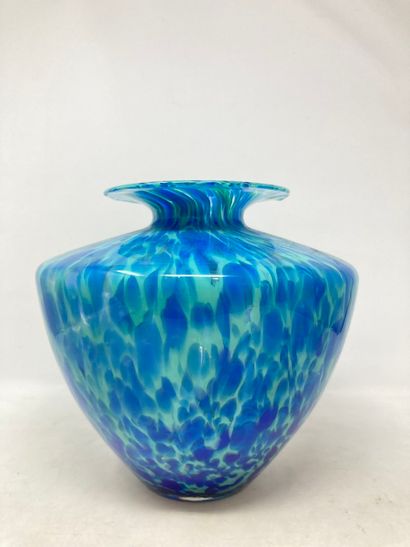 null Clichy, dans le goût de

Vase en verre tacheté bleu et vert. 

H. : 24cm
