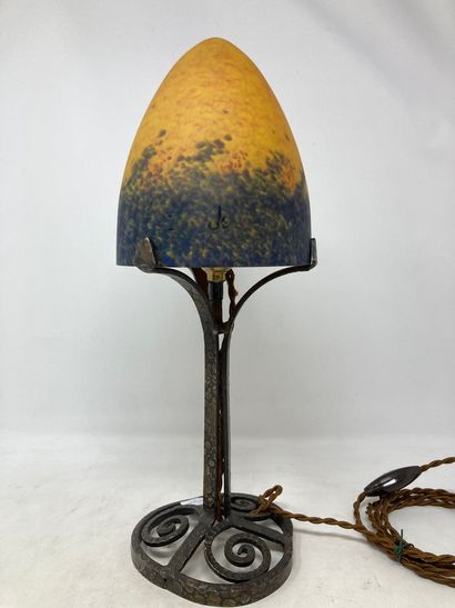 null Art de France 

Lampe en verre marmoréen de forme obusale sur un pied en fer...