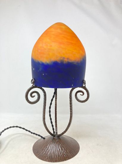 null Lampe en verre marmoréen orange et bleu de forme obusale sur un pied en fer...