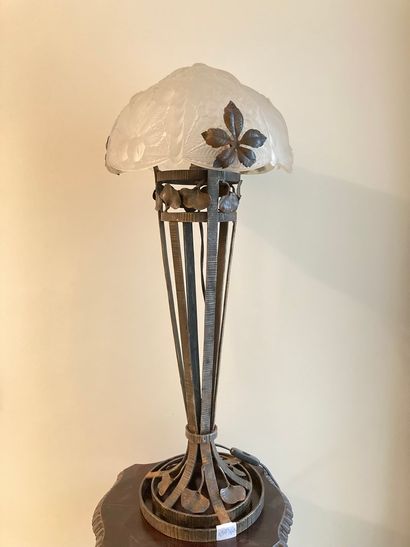 null Lalique, dans le goût de

Lampe en verre blanc à décor de feuilles de marronniers...