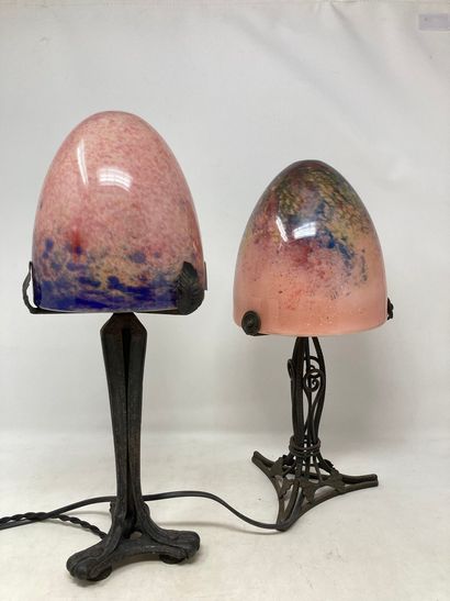null Verrerie de Crespin

Lot de deux lampes en verre rose tacheté bleu sur leur...