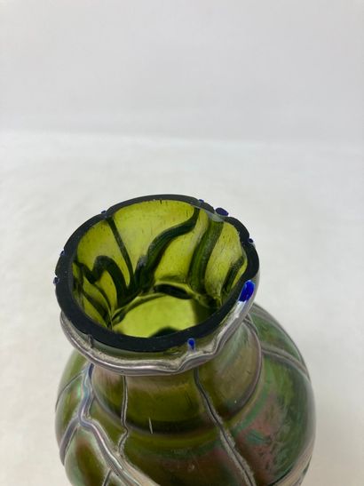 null Loetz, dans le goût de

Petit vase en verre irisé. 

H. : 21.5cm