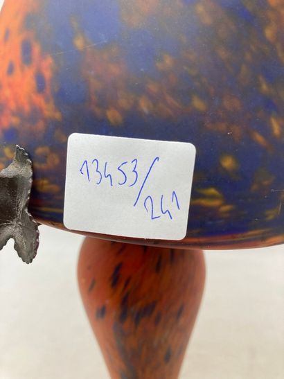 null Le verre français

Vase champignon en verre marmoréen orange et bleu. 

H. :...