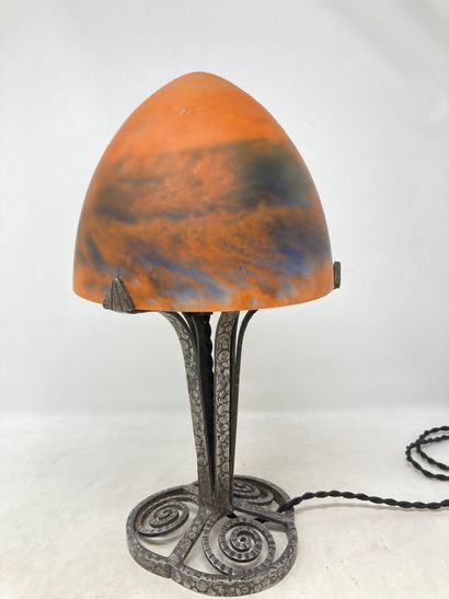 null Lampe champignon en verre marmoréen orange et nuée de bleu sur son pied en fer...