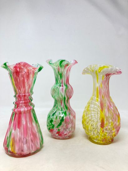 null Clichy 

Lot de trois vases en verre. 

H. : 20cm