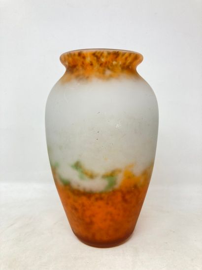 null Muller 

Vase en verre marmoréen orange. 

Signé 

H. : 25cm
