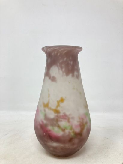 null Muller 

Vase à panse globulaire en verre marmoréen violet. 

H. : 21cm