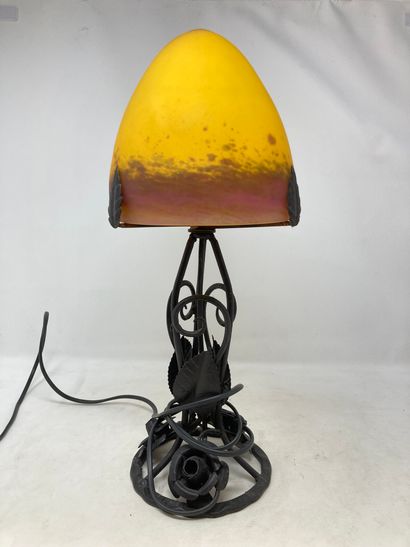 null Lampe champignon en verre marmoréen orange sur son socle en fer forgé à décor...