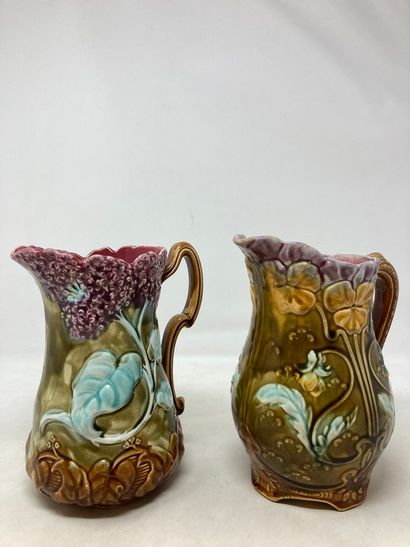 null Onnaing 

Two pitchers with flowers. 

H. 20cm each