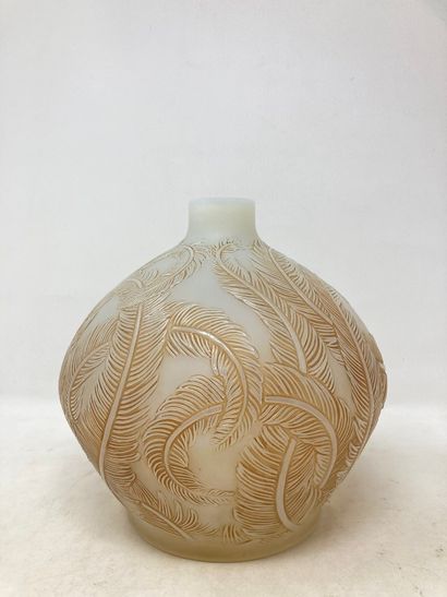 null R. Lalique 

Vase plume en verre. 

H. : 23cm