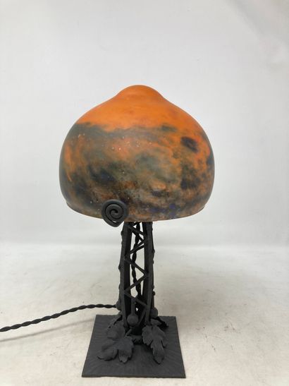 null Lampe champignon en verre marmoréen orange et bleu sur son pied en fer forgé...