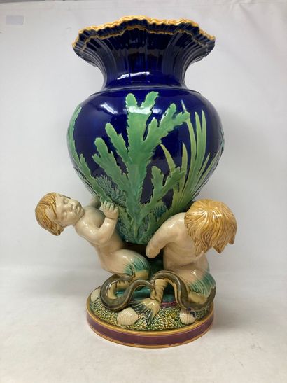 null Minton 

Grand vase en barbotine aux putti. 

H. 42cm