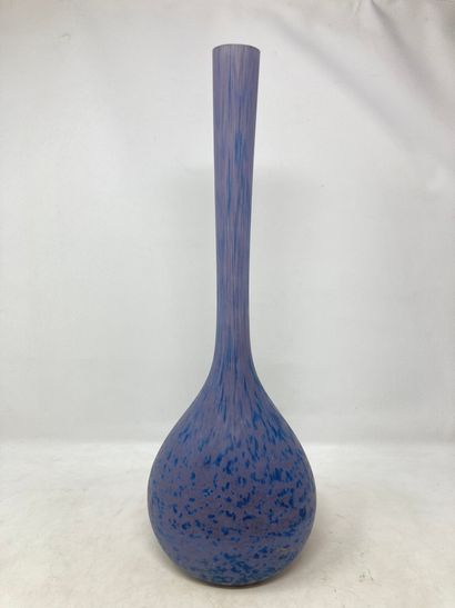 null Delatte

Vase berluze en verre marmoréen violet tigré. 

H. : 45cm