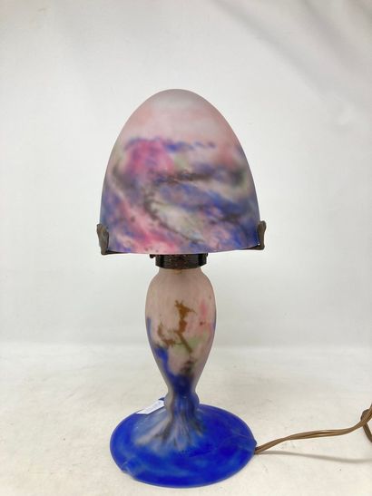 null Muller Frères

Lampe champignon en verre marmoréen bleu sur fond rose. 

H....