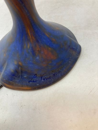 null Le verre français

Vase champignon en verre marmoréen orange et bleu. 

H. :...