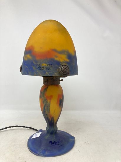 null Muller 

Lampe champignon en verre marmoréen orange et bleu. Signée. 

H. :...
