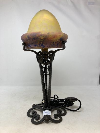 null Lampe en verre marmoréen de forme champignon sur un pied en fer forgé martelé...