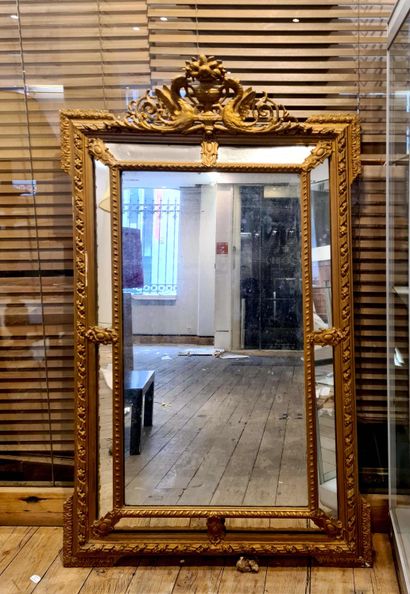 null 
Important miroir à fronton et à parecloses, encadrement en bois redoré richement...