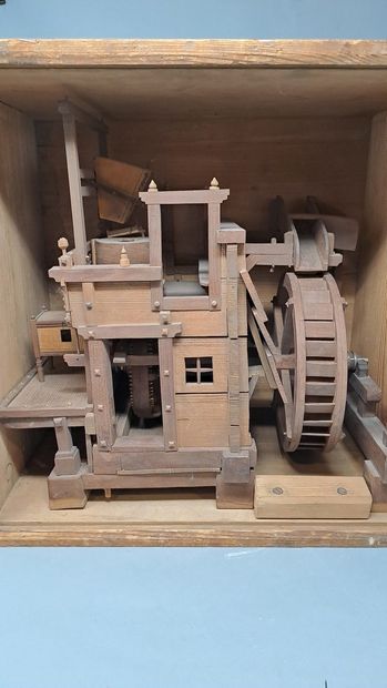null 
Maquette en bois d'un moulin à eau, travail de maîtrise de Léopold Ernst, dans...