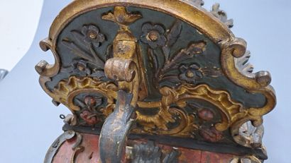 null 
Console d'applique baroque en bois sculpté et peint à décor de rinceaux et...
