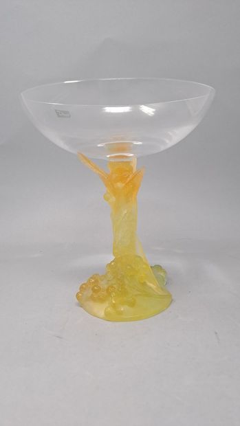 null DAUM

Bowl on foot, in crystal and yellow glass paste, model MIMOSA. Signed...