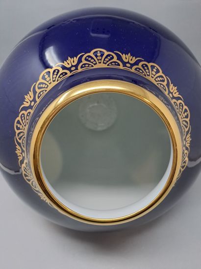 null SEVRES

Important vase de forme ovoïde en porcelaine à décor d'une frise de...