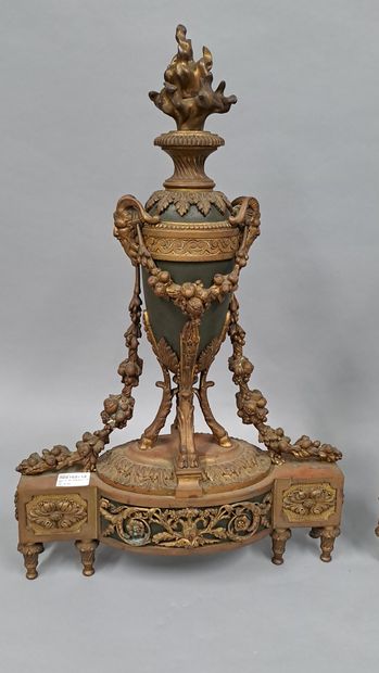 null Paire de chenets en bronze polychrome à décor de pots à feu. Style Louis XVI,...