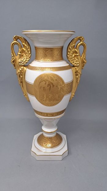 null LIMOGES (Château du Cruou)

White porcelain vase on pedestal with rich gilded...