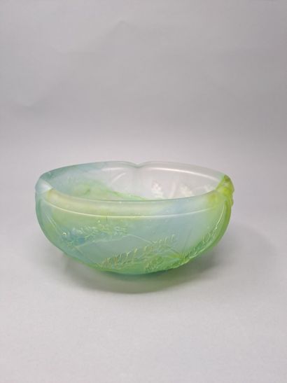 null DAUM (In the taste of)

Cup in blue and green pressed glass paste with ears...