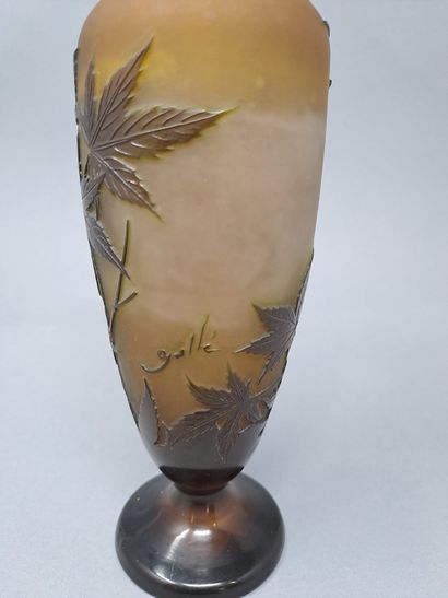 null GALLE (Dans le goût)

Vase conique en pâte de verre à fond jaune et à décor...