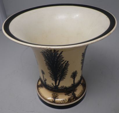 null CREIL

Cover pot with its base in fine earthenware with decoration of herborization...