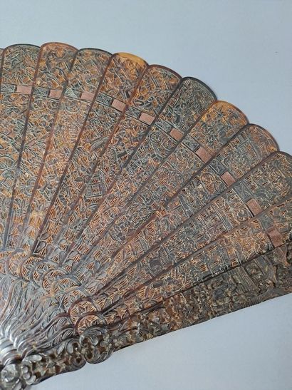 null Écaille brune, Chine, XIXe siècle

Éventail de type brisé en écaille brune**...