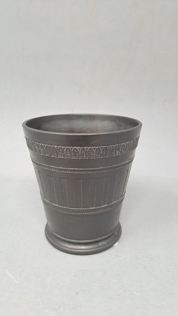 null WEDGWOOD

Pot en biscuit noir (dit black basalt) à décor d'une frise de palmettes.

Marques...